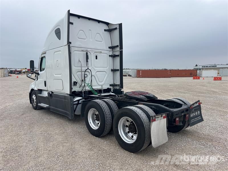 Freightliner Cascadia 126 6x4 T/A Sleeper Truck Tractor Vetopöytäautot
