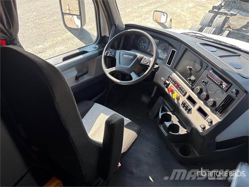 Freightliner Cascadia 126 6x4 T/A Sleeper Truck Tractor Sattelzugmaschinen