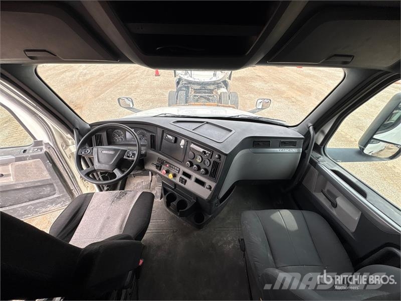 Freightliner Cascadia 126 6x4 T/A Sleeper Truck Tractor Çekiciler