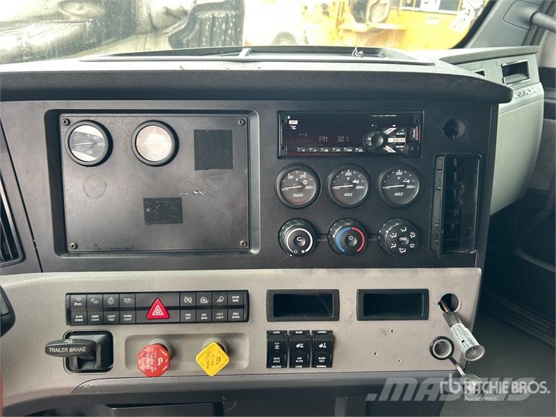 Freightliner Cascadia 126 6x4 T/A Sleeper Truck Tractor Тягачі