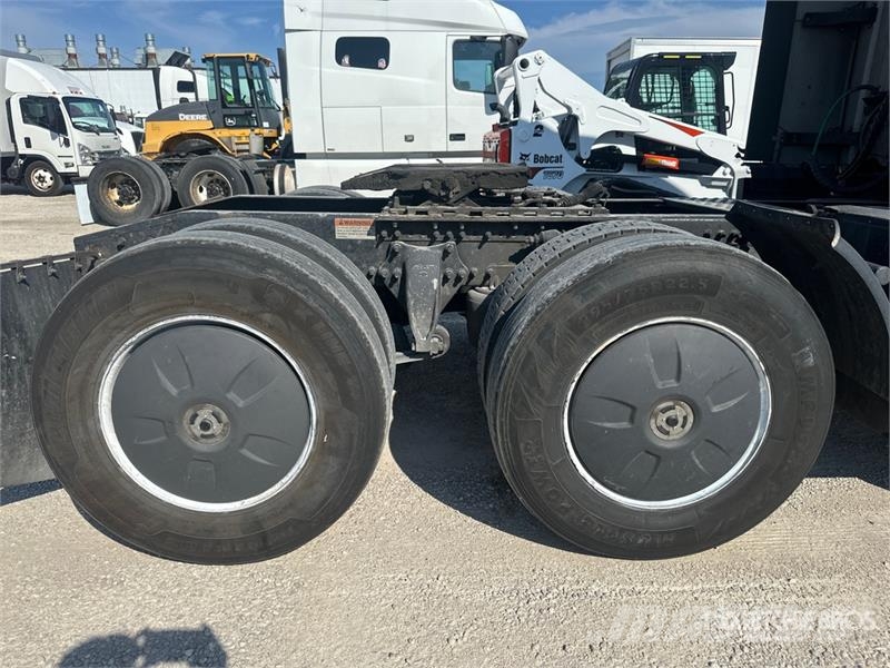 Freightliner Cascadia 126 6x4 T/A Sleeper Truck Tractor Влекачи