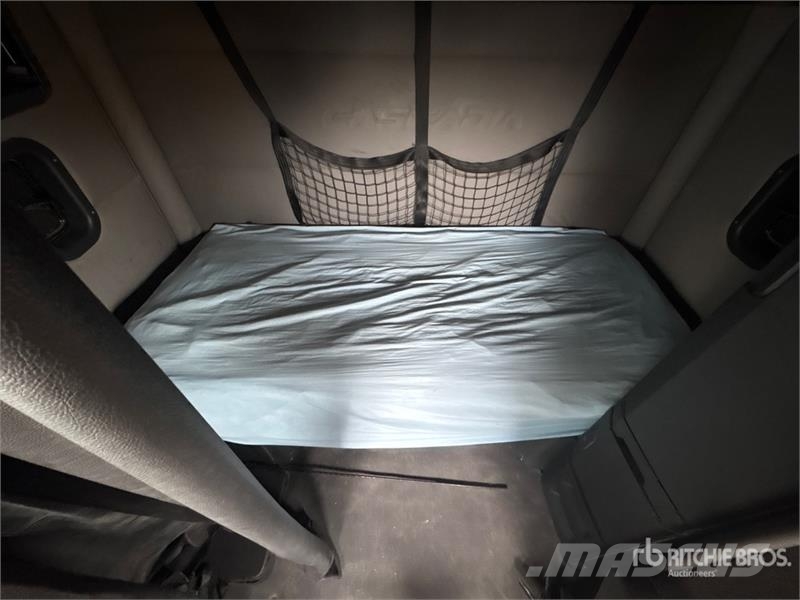 Freightliner Cascadia 126 6x4 T/A Sleeper Truck Tractor Tractor Units