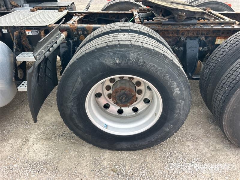 Freightliner Cascadia 126 6x4 T/A Sleeper Truck Tractor Tractores (camiões)