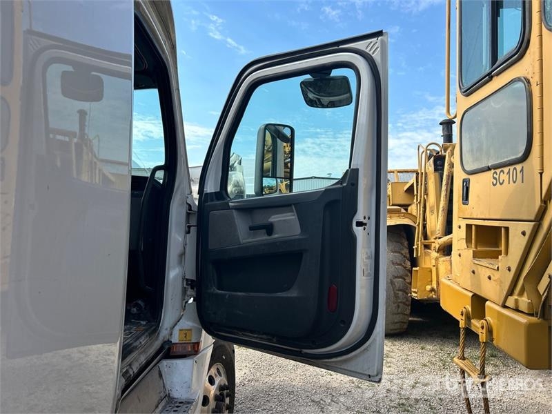 Freightliner Cascadia 126 6x4 T/A Sleeper Truck Tractor Tractor Units