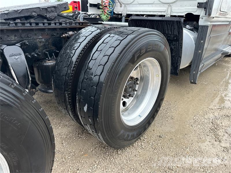 Freightliner Cascadia 126 6x4 T/A Sleeper Truck Tractor Влекачи