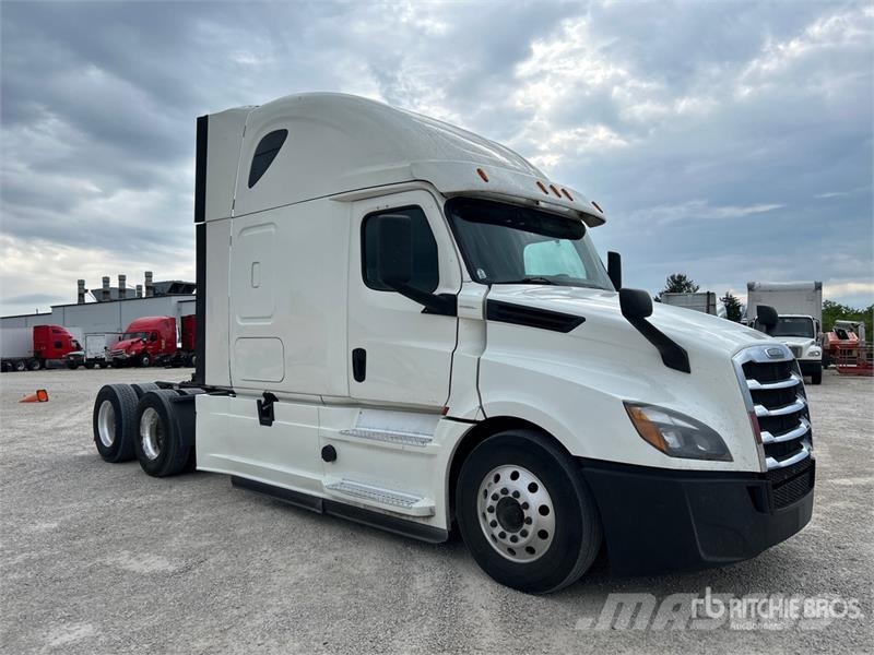 Freightliner Cascadia 126 6x4 Rebuilt Title* T/A Sleeper Truck  Cavalos mecânicos