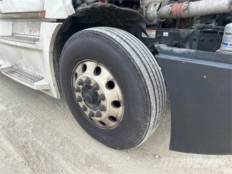 Freightliner Cascadia 126 6x4 T/A Sleeper Truck Tractor Nyergesvontatók