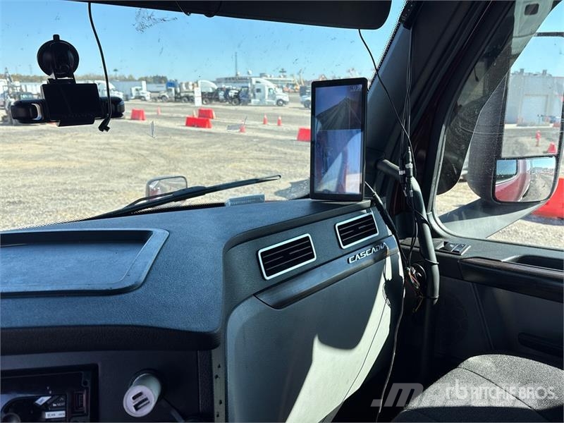Freightliner Cascadia 126 6x4 T/A Sleeper Truck Tractor Autotractoare