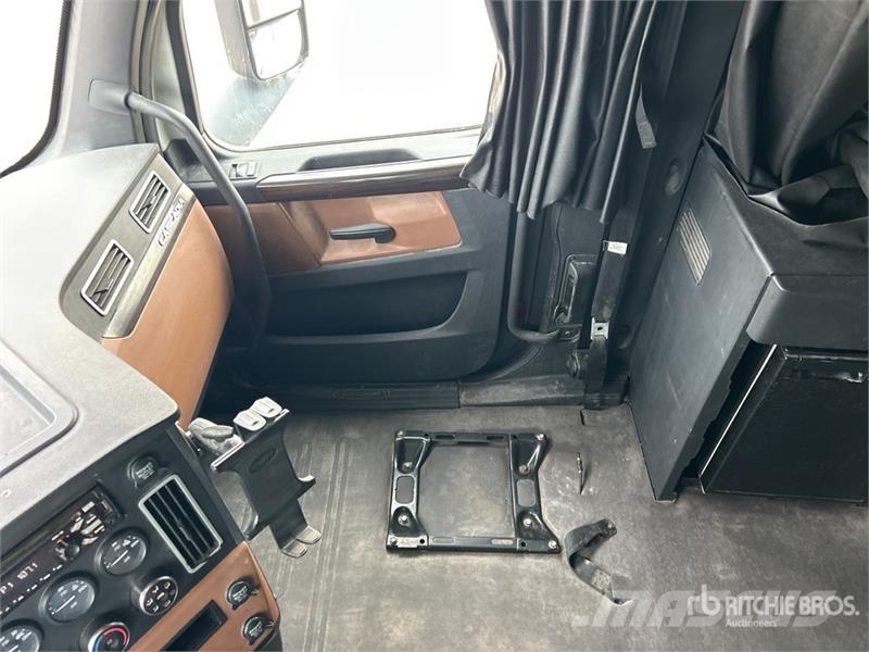 Freightliner Cascadia 126 6x4 T/A Sleeper Truck Tractor Тягачі