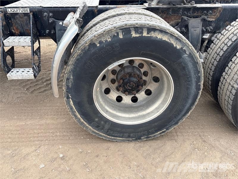 Freightliner Cascadia 126 6x4 T/A Sleeper Truck Tractor 牵引车