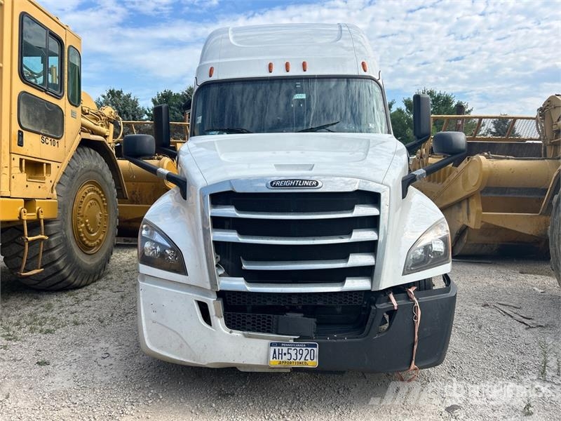 Freightliner Cascadia 126 6x4 T/A Sleeper Truck Tractor Tractor Units