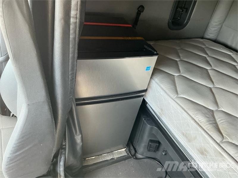 Freightliner Cascadia 126 6x4 T/A Sleeper Truck Tractor Sattelzugmaschinen