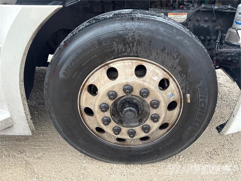 Freightliner Cascadia 126 6x4 T/A Sleeper Truck Tractor Влекачи