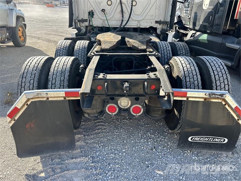 Freightliner Cascadia 126 6x4 T/A Sleeper Truck Tractor Vilcēji