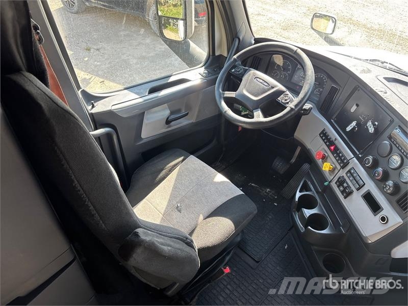 Freightliner Cascadia 126 6x4 T/A Sleeper Truck Tractor Nyergesvontatók