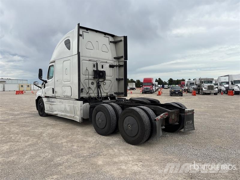 Freightliner Cascadia 126 6x4 T/A Sleeper Truck Tractor Nyergesvontatók