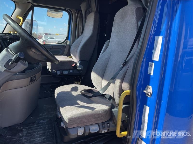 Freightliner Cascadia 125 6x4 T/A Sleeper Truck Tractor Cabezas tractoras