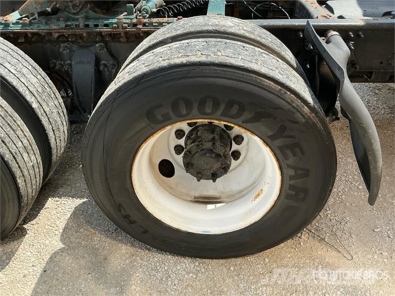 Freightliner Cascadia 125 6x4 T/A Sleeper Truck Tractor Tegljači