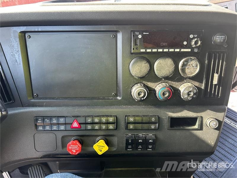 Freightliner Cascadia 126 6x4 T/A Sleeper Truck Tractor Tegljači