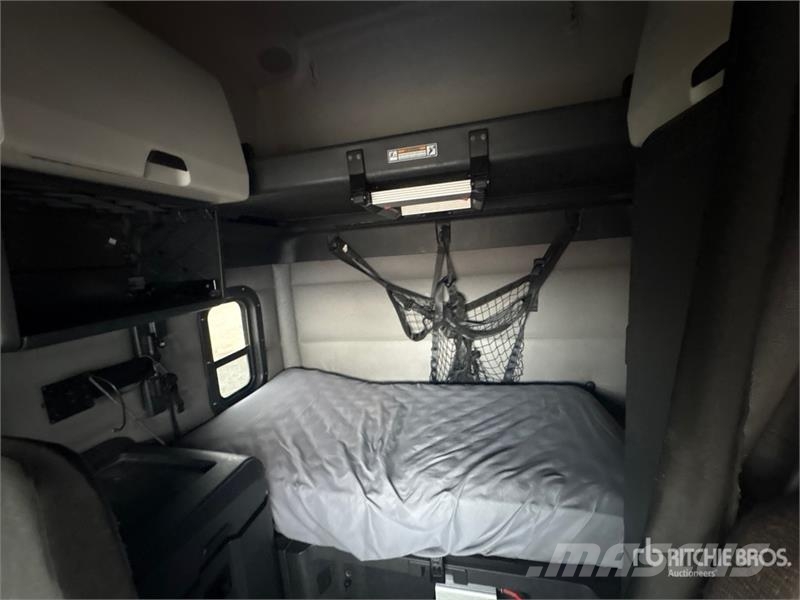 Freightliner Cascadia 126 6x4 T/A Sleeper Truck Tractor Tegljači