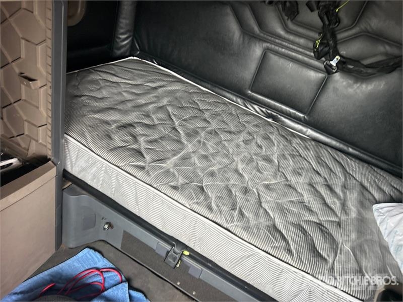 Freightliner Cascadia 125 6x4 T/A Sleeper Truck Tractor (Inoper Trekkers