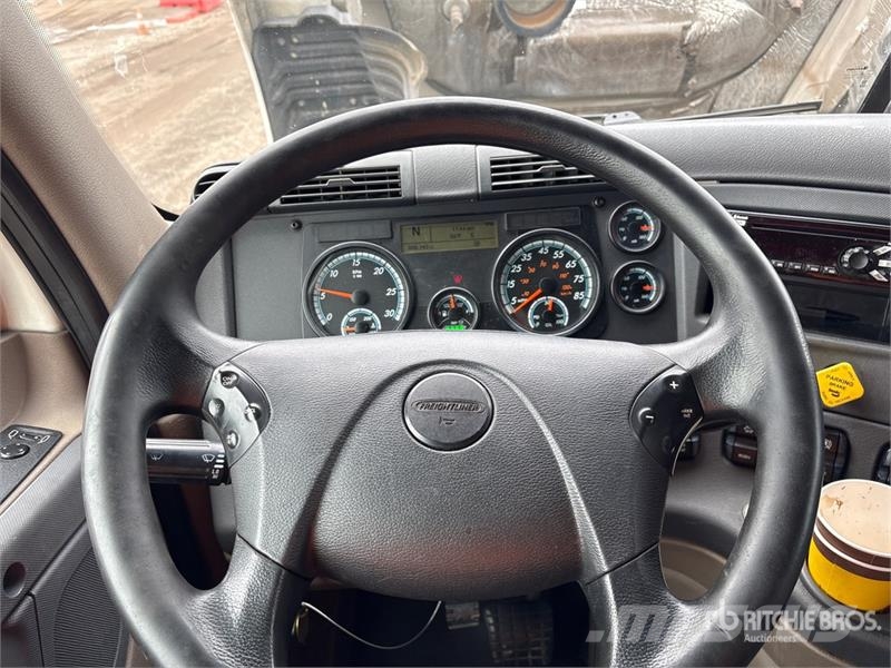 Freightliner Cascadia 125 6x4 T/A Sleeper Truck Tractor Vlačilci