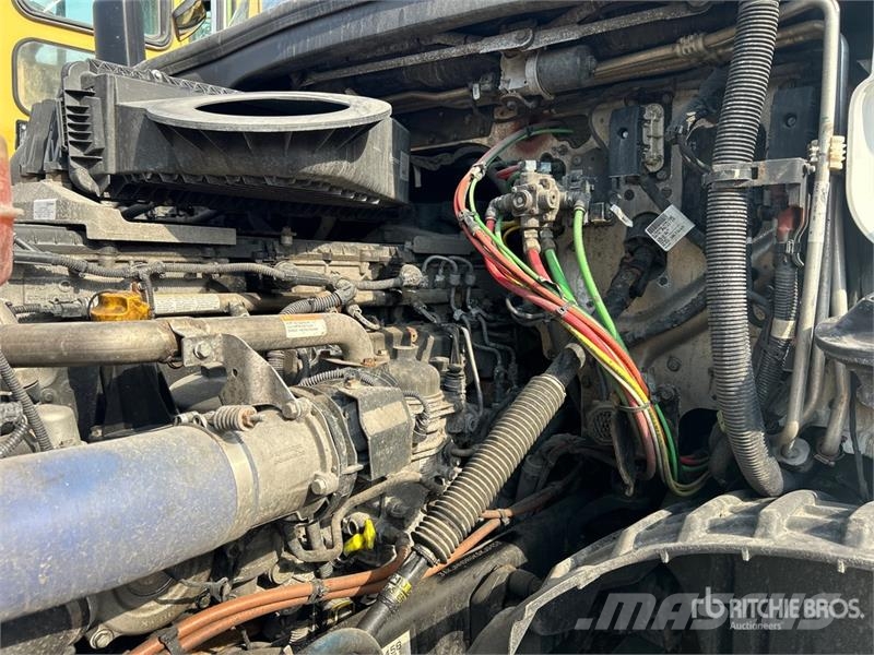 Freightliner Cascadia 126 6x4 T/A Sleeper Truck Tractor Tractor Units