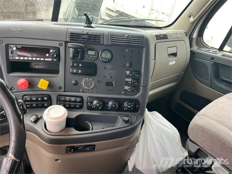 Freightliner Cascadia 125 6x4 T/A Sleeper Truck Tractor Vilcēji