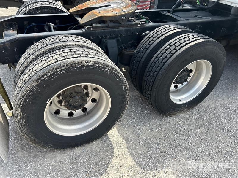 Freightliner Cascadia 126 6x4 T/A Sleeper Truck Tractor (Inoper Tegljači