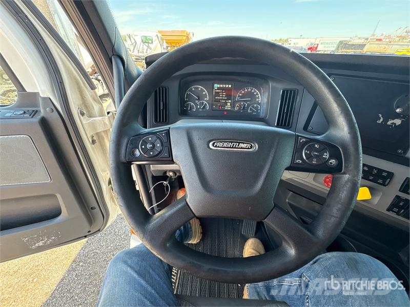 Freightliner Cascadia 126 6x4 T/A Sleeper Truck Tractor Traktorske jedinice