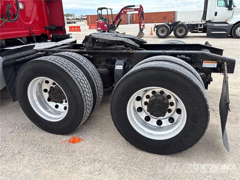 Freightliner Cascadia 125 6x4 T/A Sleeper Truck Tractor Nyergesvontatók