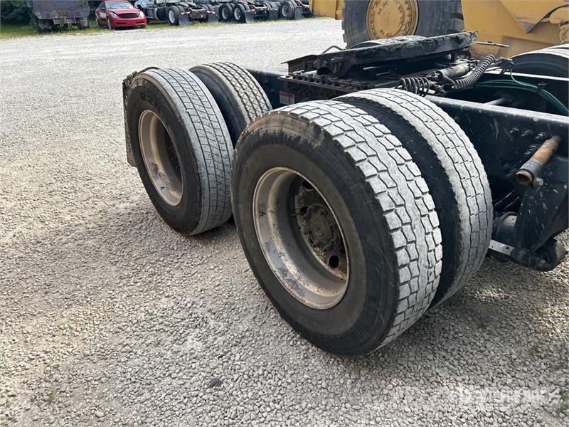 Freightliner Cascadia 126 6x4 T/A Sleeper Truck Tractor Tractor Units