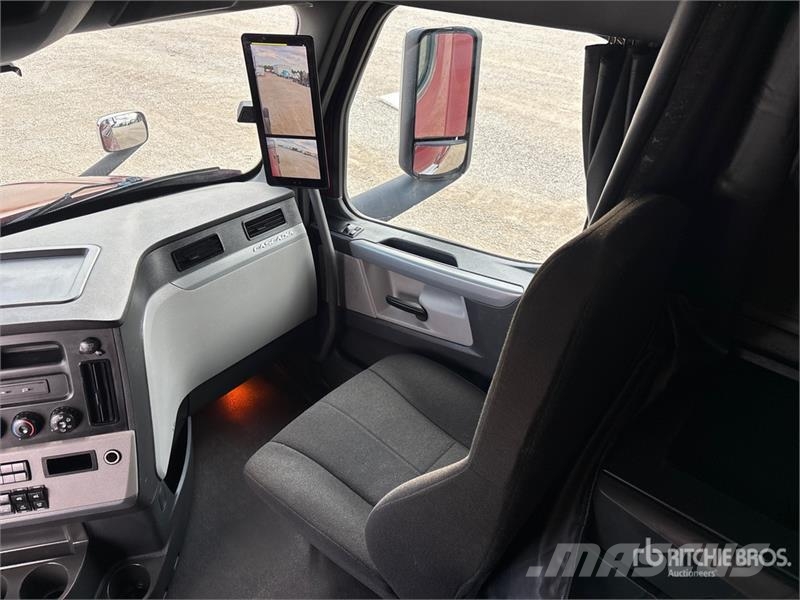 Freightliner Cascadia 126 6x4 T/A Sleeper Truck Tractor وحدات الجر