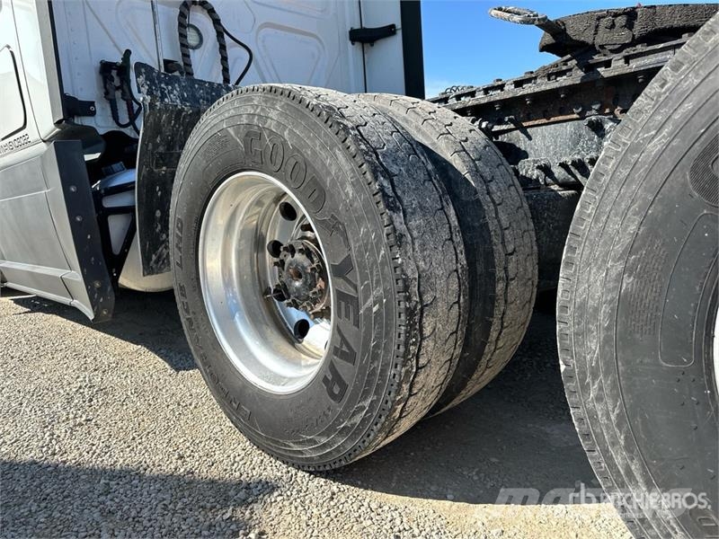 Freightliner Cascadia 126 6x4 T/A Sleeper Truck Tractor Vilcēji