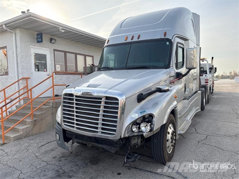 Freightliner Cascadia 125 6x4 T/A Sleeper Truck Tractor Vilcēji