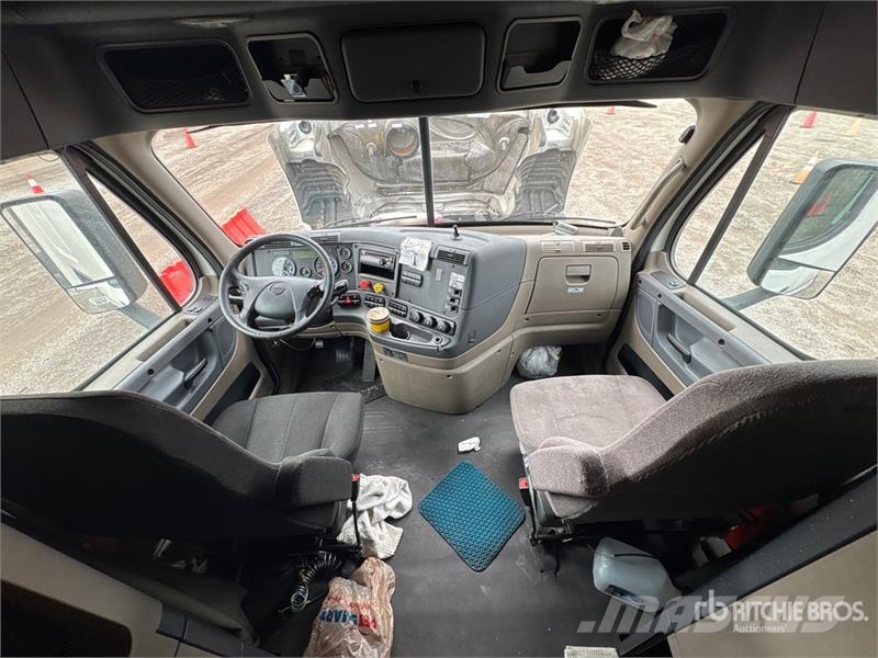 Freightliner Cascadia 125 6x4 T/A Sleeper Truck Tractor Vlačilci