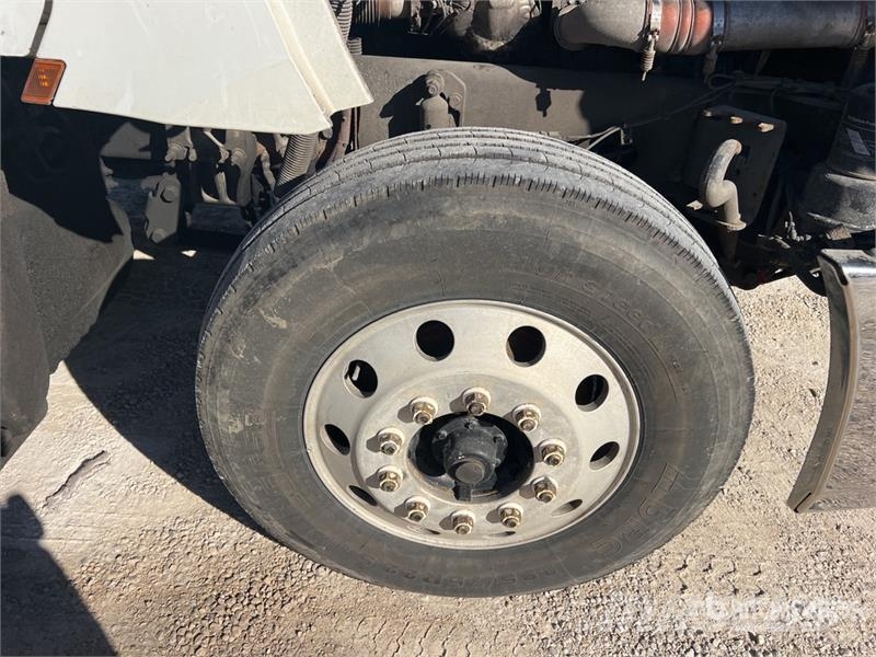 Freightliner Cascadia 126 6x4 T/A Sleeper Truck Tractor Traktorske jedinice