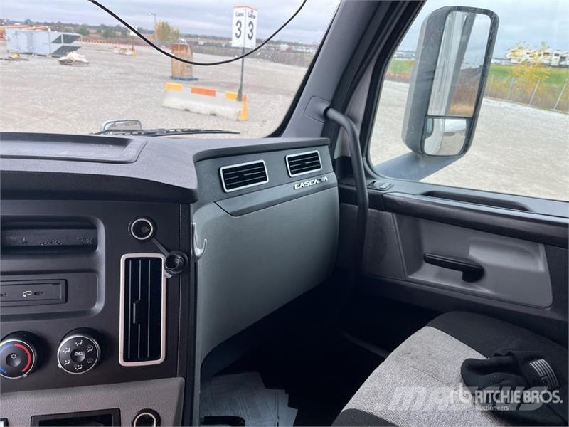 Freightliner Cascadia 126 T/A Sleeper Truck Tractor Vilcēji