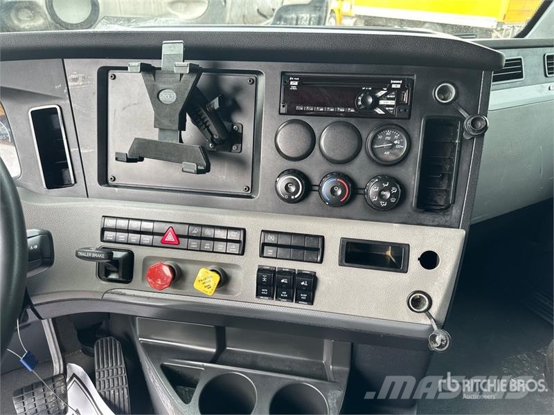 Freightliner Cascadia 126 6x4 T/A Sleeper Truck Tractor Nyergesvontatók