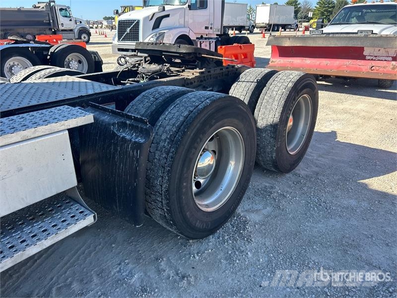 Freightliner Cascadia 126 6x4 T/A Sleeper Truck Tractor Vlačilci