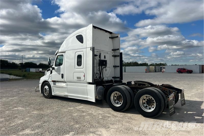 Freightliner Cascadia 126 6x4 T/A Sleeper Truck Tractor Cavalos mecânicos