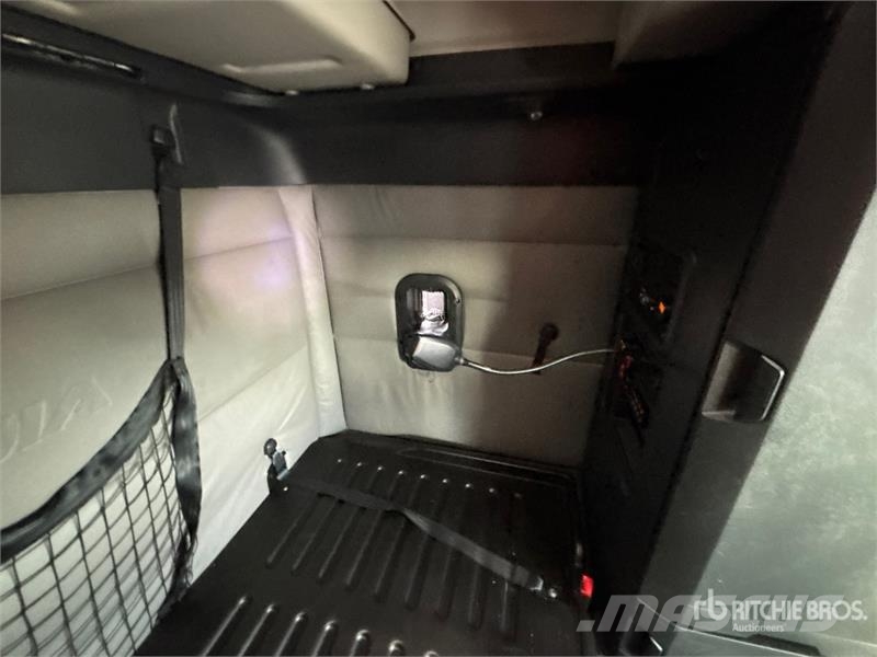 Freightliner Cascadia 126 6x4 T/A Sleeper Truck Tractor وحدات الجر