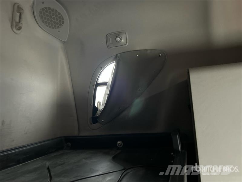 Freightliner Cascadia 126 6x4 Rebuilt Title** T/A Sleeper Truck Trekkers