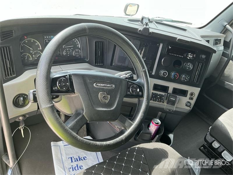 Freightliner Cascadia 126 6x4 T/A Sleeper Truck Tractor Sattelzugmaschinen