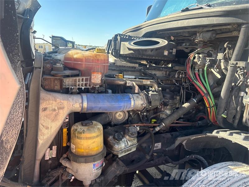 Freightliner Cascadia 126 6x4 T/A Sleeper Truck Tractor Motrici e Trattori Stradali