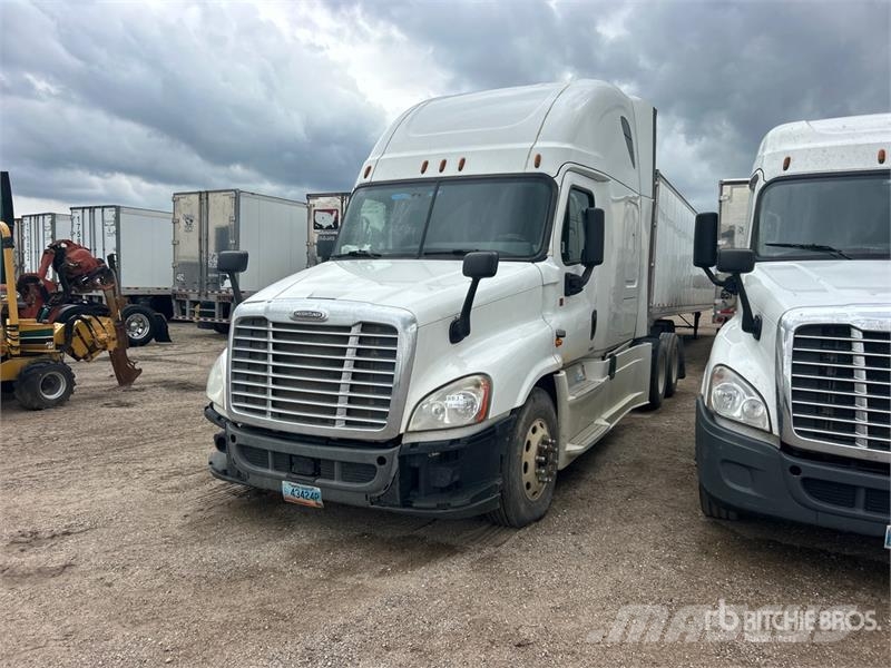 Freightliner Cascadia 125 6x4 T/A Sleeper Truck Tractor (Inoper Trekkers