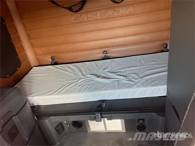 Freightliner Cascadia 126 6x4 T/A Sleeper Truck Tractor Tractor Units