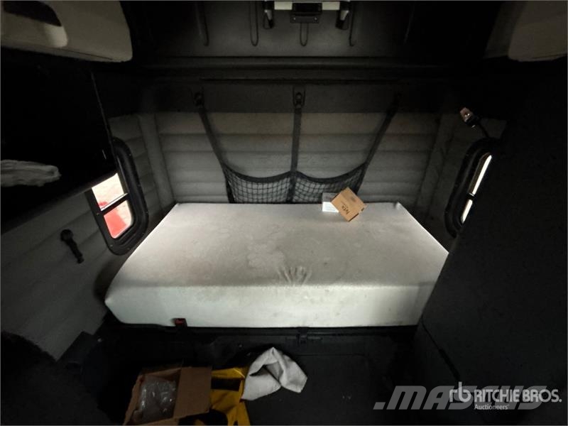 Freightliner Cascadia 126 6x4 T/A Sleeper Truck Tractor Влекачи