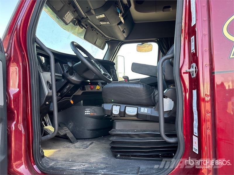 Freightliner Cascadia 126 6x4 T/A Sleeper Truck Tractor Vilcēji