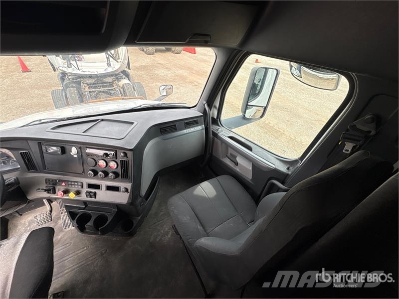Freightliner Cascadia 126 6x4 T/A Sleeper Truck Tractor Çekiciler